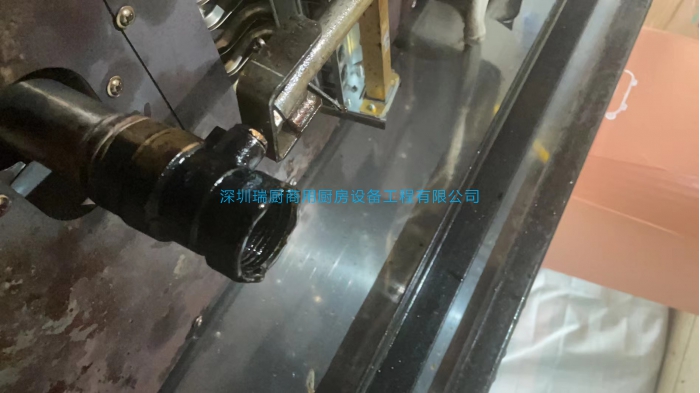 落地式燃?xì)庹t漏油可能的原因？如何解決？